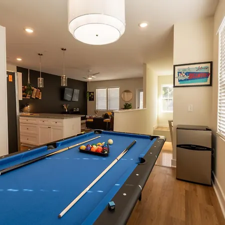 Queenbed Pooltable Wifi Downtown-wilmington